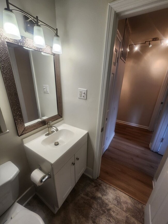 Building Photo - Beautiful and spacious 3 bedroom 1 bath ho...