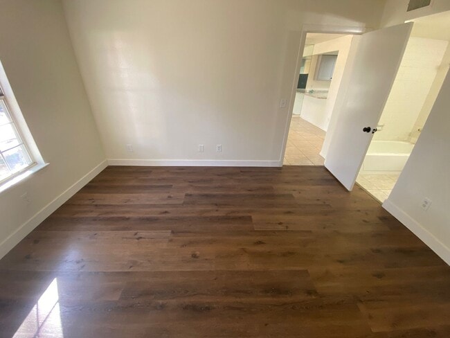 Building Photo - BEAUTIFUL 2 BEDROOM 1.5 BATHROOM CONDO