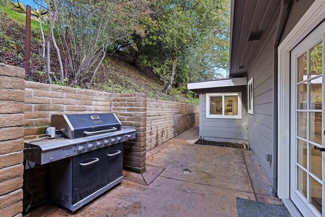 Building Photo - 1084 Brown Ave