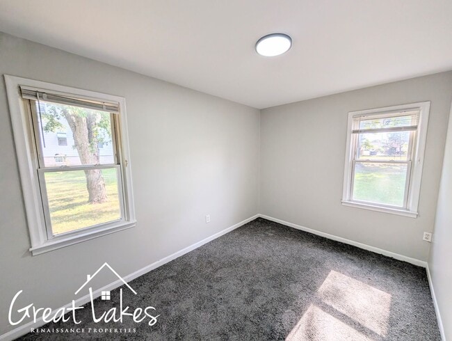 Building Photo - Lovely 3 Bedroom 1 Bathroom now available ...