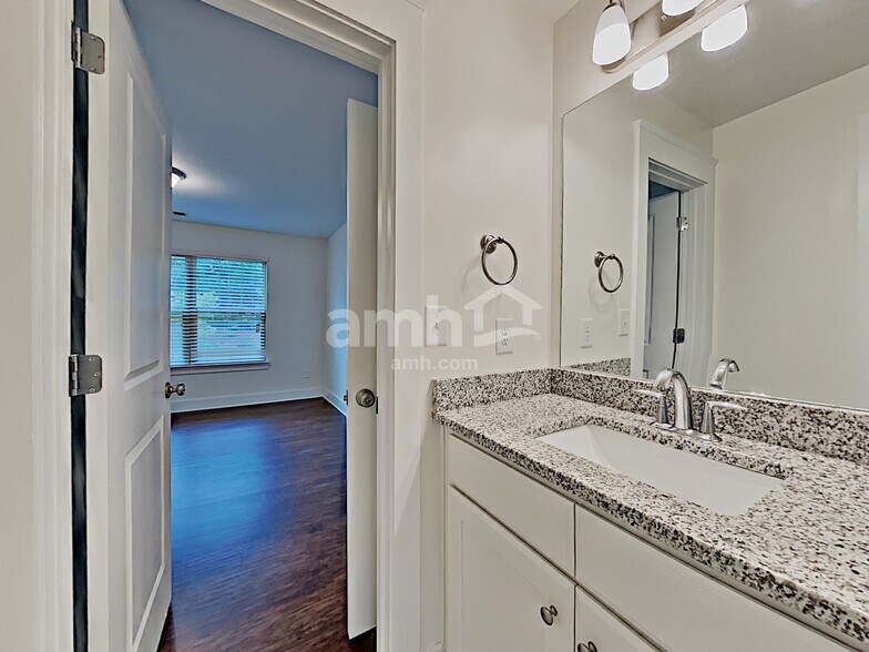 Building Photo - 1084 Adams Haven Bend