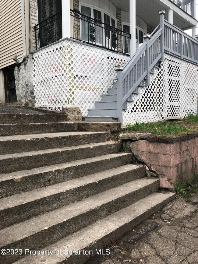 Building Photo - 907 Eynon St