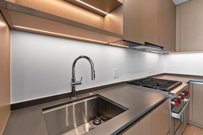 Building Photo - 610 Davis St