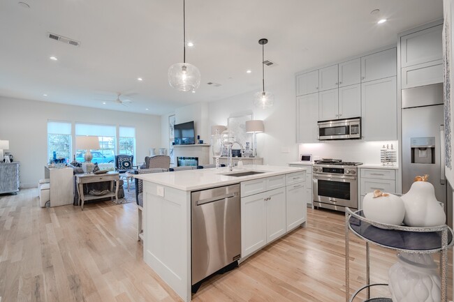 Building Photo - Open Concept custom build by Hudson Co in Highland Park!