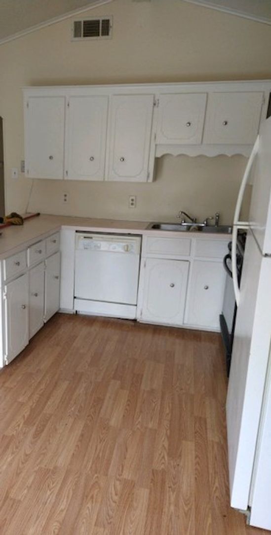 Building Photo - 3 bedroom Central air and heat home sherwood