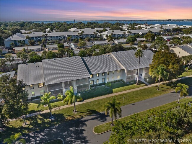 Building Photo - 250 SE Four Winds Dr