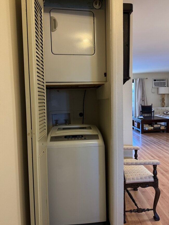 Building Photo - 13 Parkside Ct