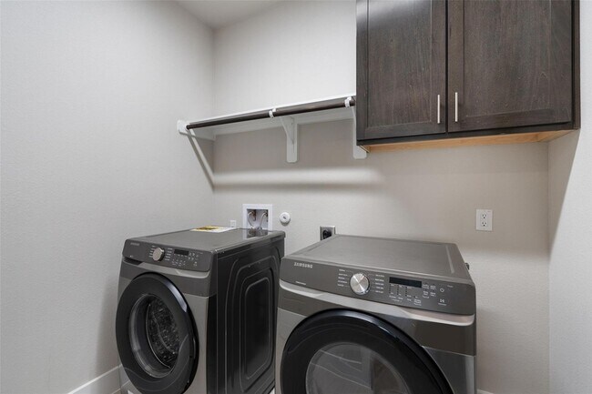 Building Photo - 336 Saturnia Dr