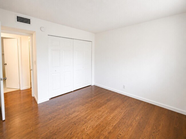 Building Photo - 5728-5728 Blueberry Ct