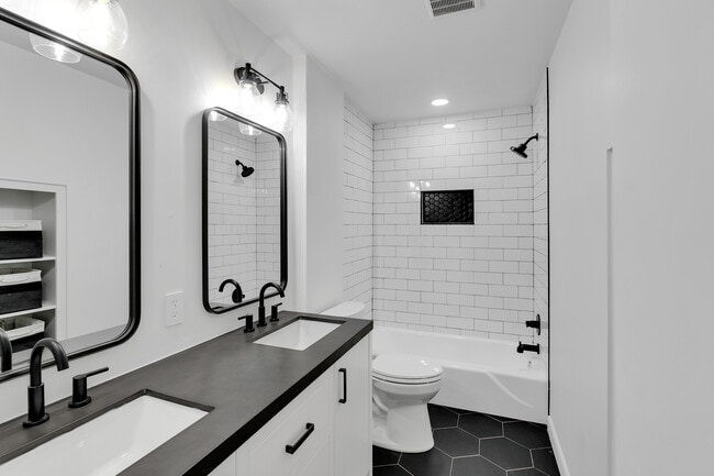 Building Photo - 5415 E 17th St