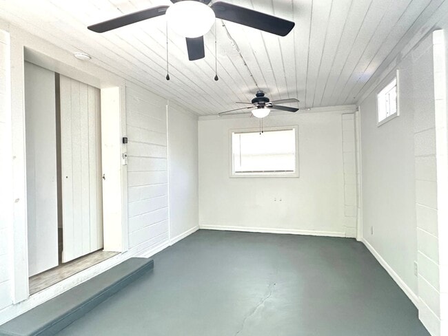 Building Photo - On Island, Close to Historic District & Be...