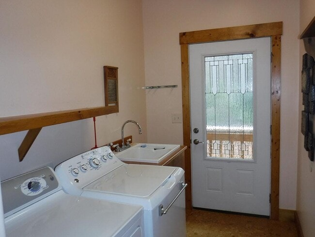 Building Photo - 291 Leamon Dr