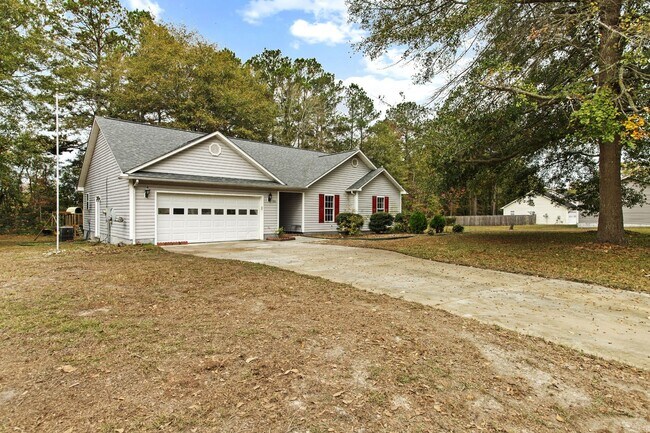 Building Photo - Cul-de-Sac Retreat with Vaulted Ceilings, Fireplace & Large Deck