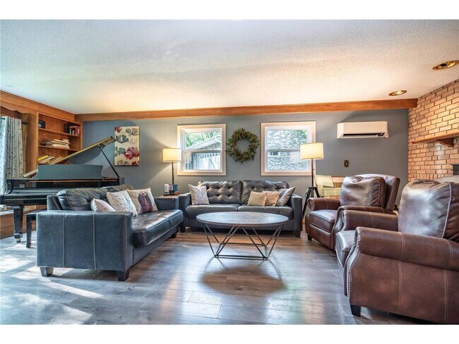 Building Photo - 1409 Hoot Lake Dr