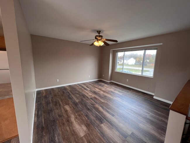 Building Photo - Spacious Split-Level Retreat Just Minutes ...