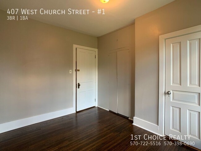 Building Photo - Beautiful remodeled 3 bedroom apartment!