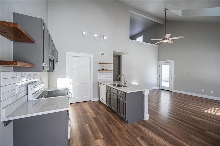 Building Photo - 2407 W Ash St