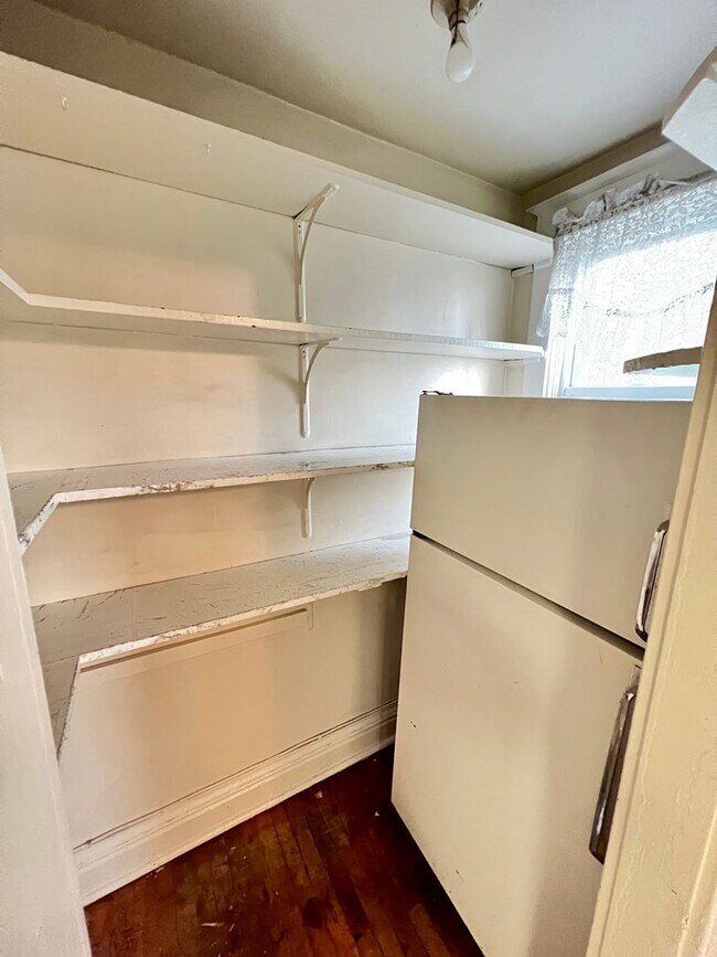 Building Photo - 1st Floor 1+ Bedroom Apartment! AVAILABLE MAY!