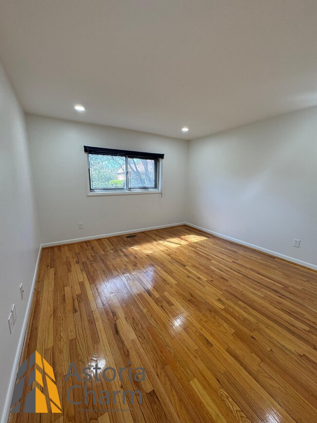 Building Photo - Spacious 5 Bedroom 3 Bath + Den Single Family Detached Home