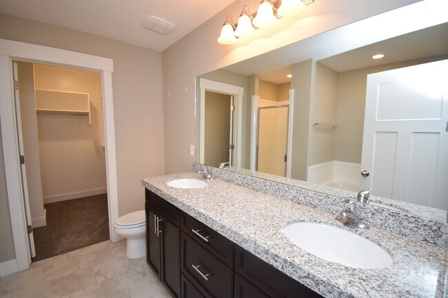 Building Photo - Gorgeous 3 Bedroom Townhome in Sandy!