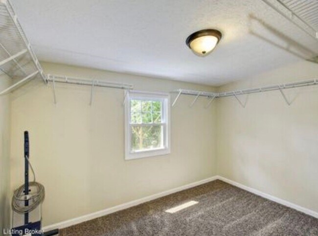 Building Photo - 644 Ervay Ave