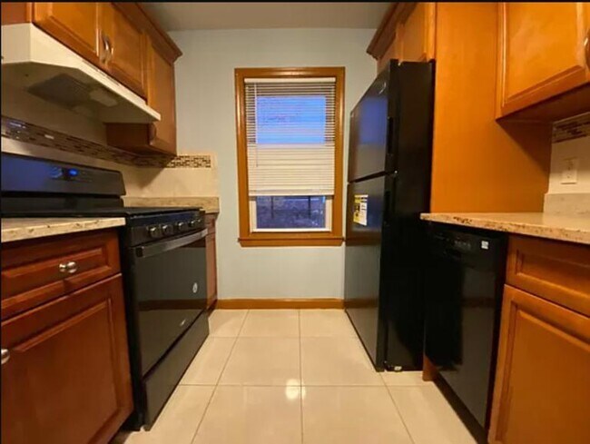 Building Photo - 2 bedroom in Queens NY 11102