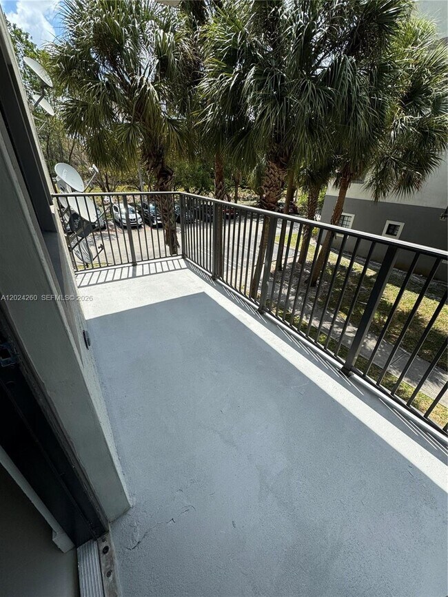 Building Photo - 2851 Riverside Dr