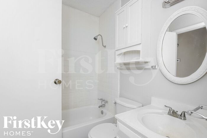Building Photo - 2113 Deerfield Dr