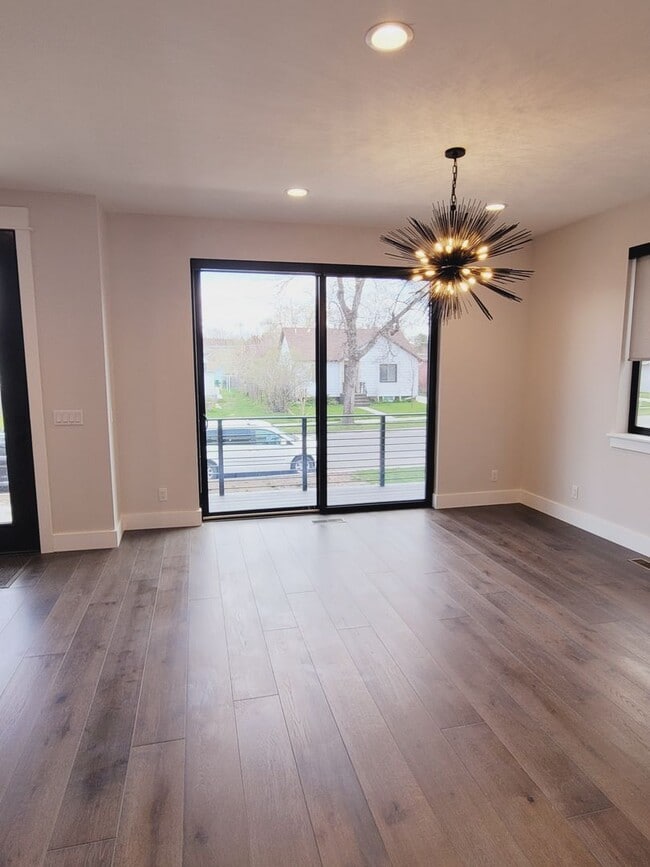 Building Photo - Luxury Downtown Townhome