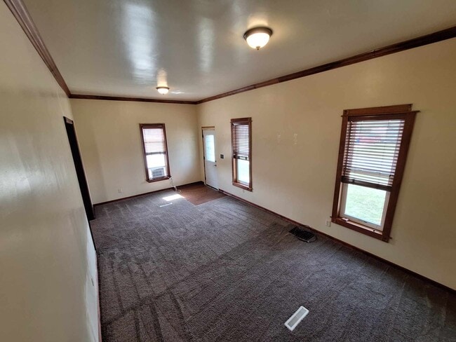 Building Photo - 943 6th St