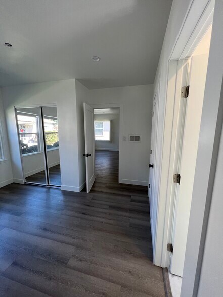 Building Photo - 428 N Glenwood Plz