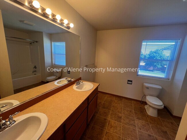 Building Photo - 4 bed house in Hawk's Nest!