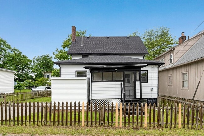 Building Photo - 3 bedroom house in Kendallville! CHRISTMAS SPECIAL!!