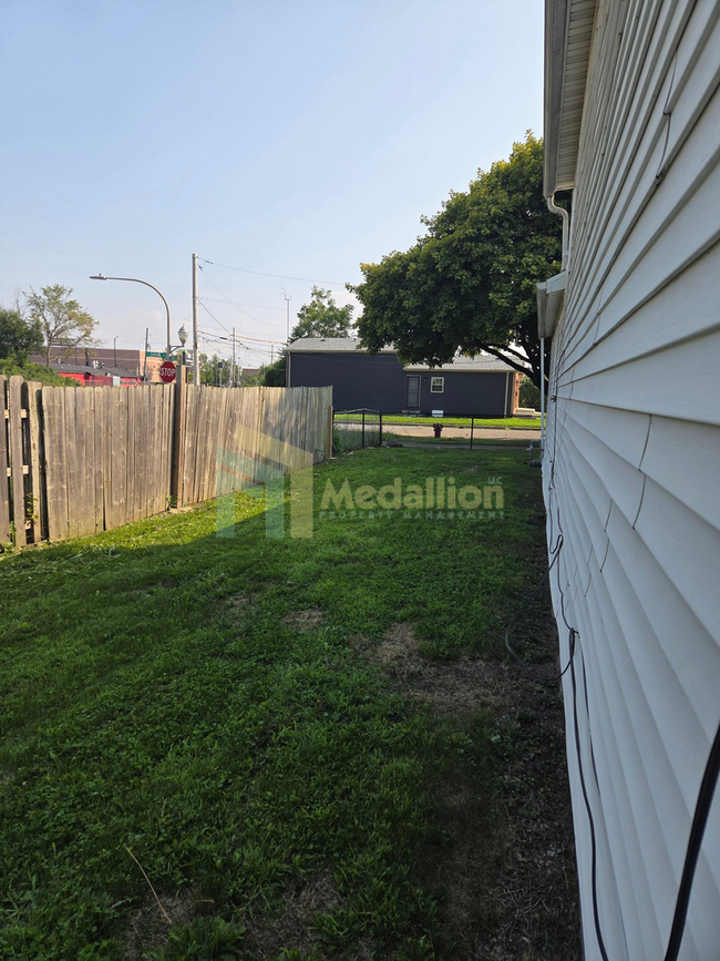 Building Photo - 1702 W Edmaire St