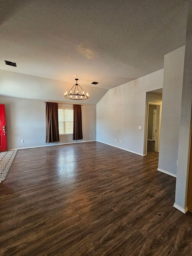 Building Photo - (3) Bed/(2) Bath SE Norman Available NOW!