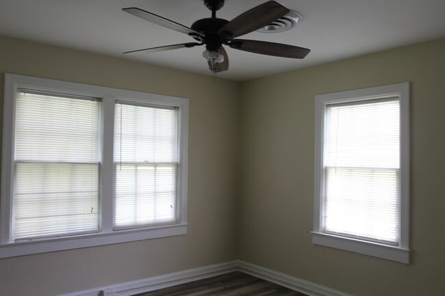 Building Photo - 1110 10th Ave