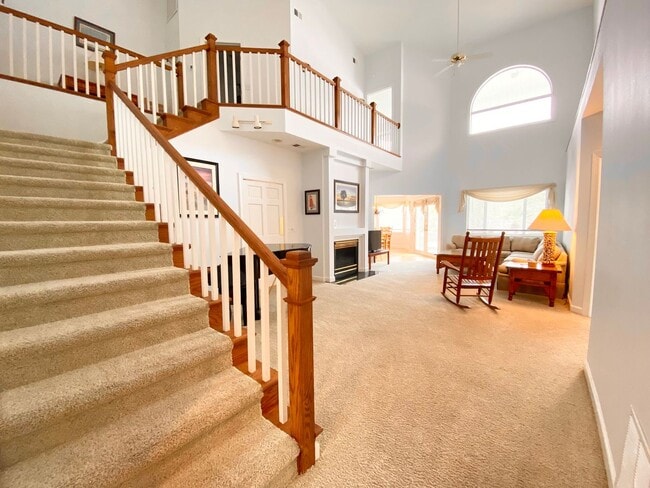 Building Photo - FULLY-FURNISHED GORGEOUS TOWNHOME!