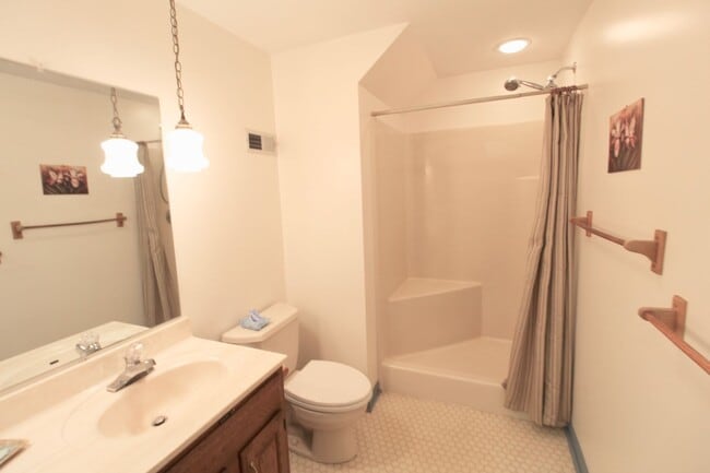 Building Photo - For Rent: Spacious Ranch-Style Home with S...