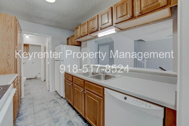 Building Photo - Beautiful 3 Bedroom, 2.5 Bath Condo in Canterbury!