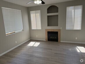 Building Photo - 3 bedroom townhome with 2 car garage!