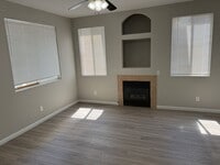 Building Photo - 3 bedroom townhome with 2 car garage!