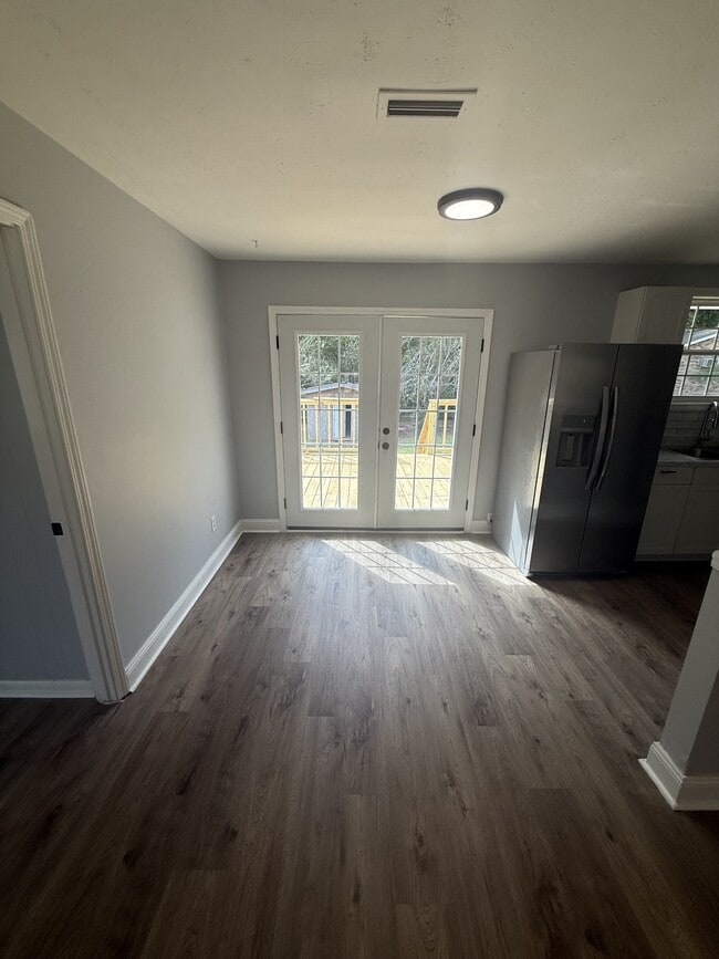 Building Photo - 221 Meadowbrook Dr
