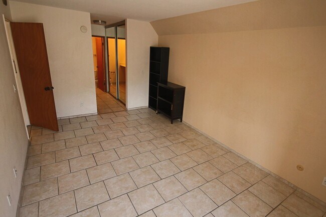 Building Photo - Best Priced 2 Bedroom Condo in the Heart of UTC