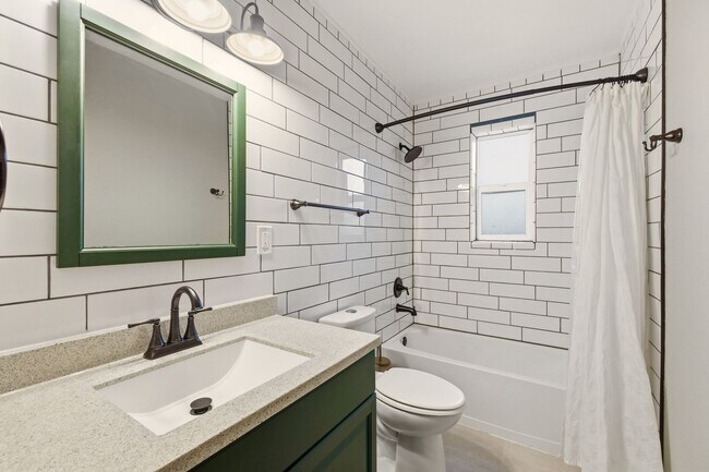 Building Photo - Beautiful 3-Bedroom, 2 Bath Home With Grea...