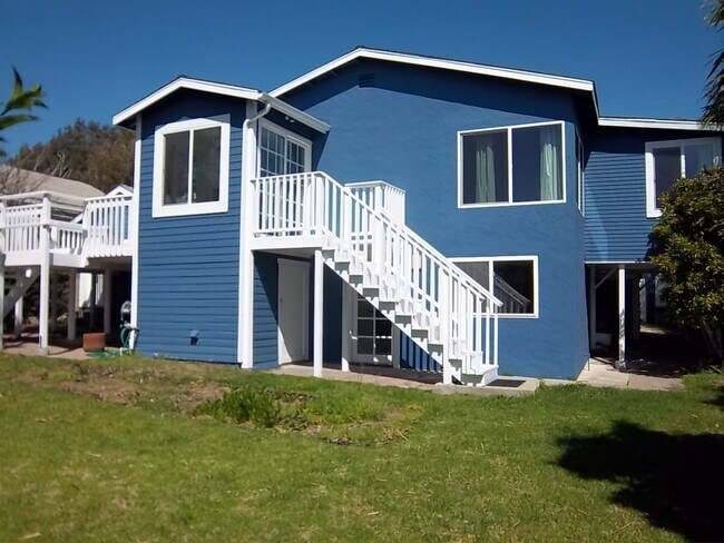 Building Photo - Stunning 2 Bedroom and 2 Bathroom Back House Available Now!