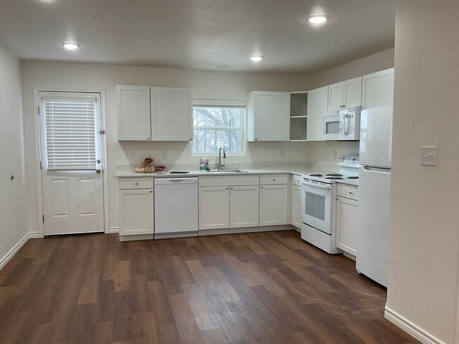 Building Photo - **Move in Special**Available Now!! Beautif...