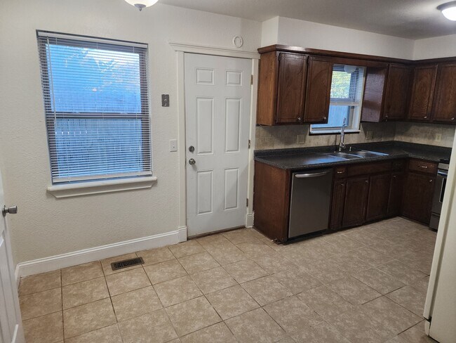 Building Photo - 807 S Jones Ln