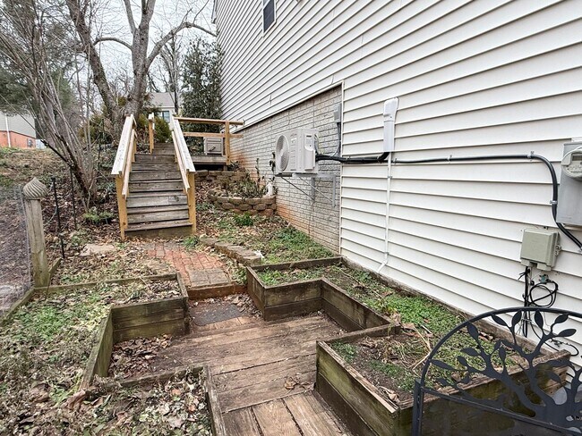 Building Photo - 326 Riverside Ave