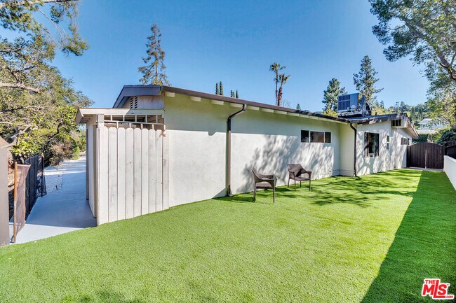 Building Photo - 16047 Meadowcrest Rd