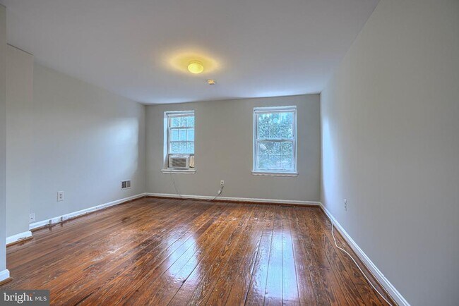 Building Photo - 136 Gittings St